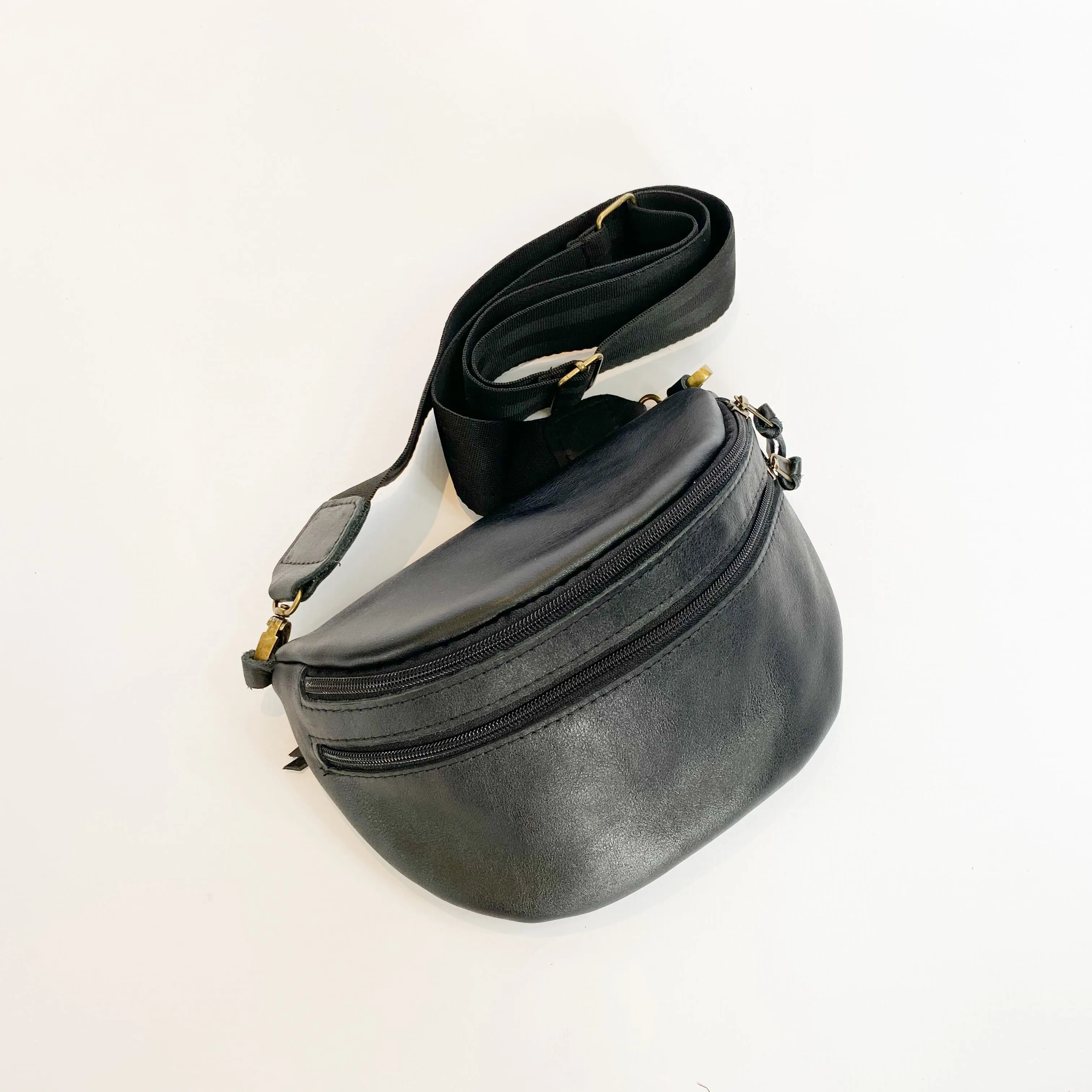 Gia leather black moonbag